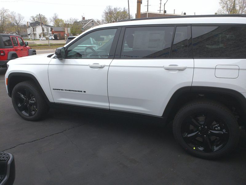 2025 Jeep Grand Cherokee L Limited 4x4Image 9