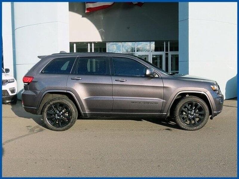 2017 Jeep Grand Cherokee AltitudeImage 2