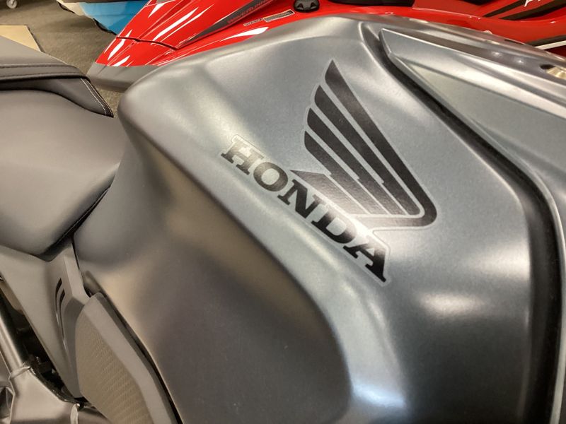 2023 Honda CB650R MATTE GRAY METALLICImage 9