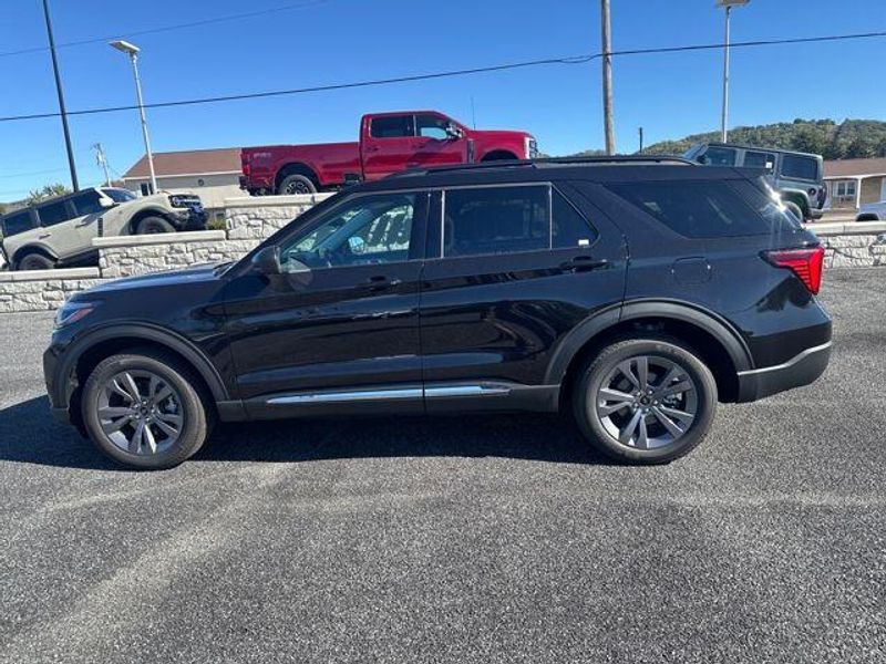 2025 Ford Explorer photo 2