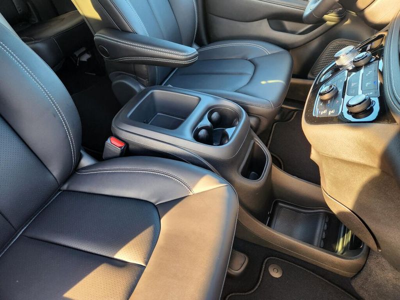 New 2026 Chrysler Pacifica Select