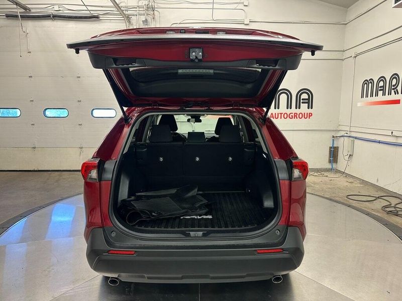 2022 Toyota RAV4 LE photo 8