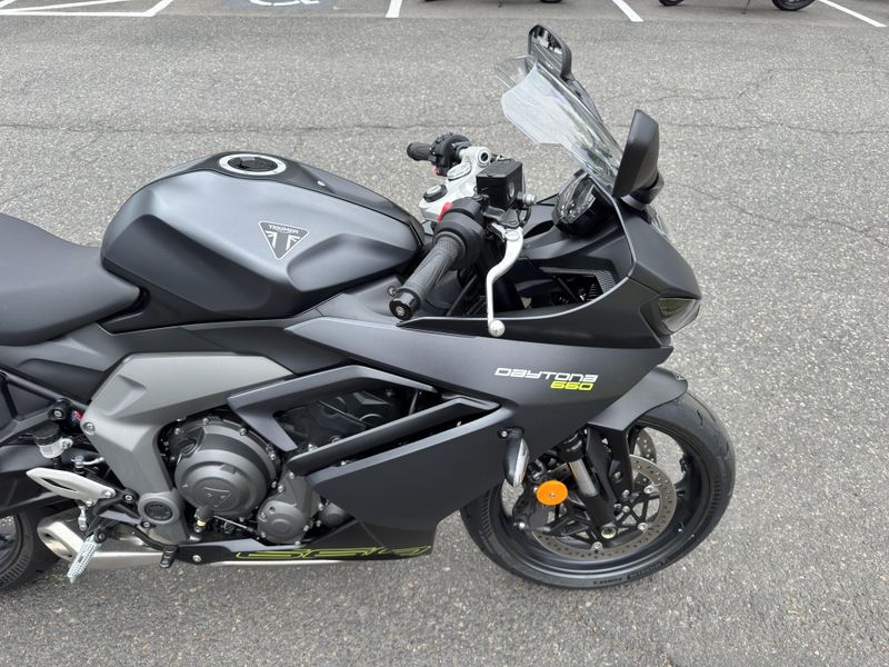 2025 Triumph Daytona 660 - SATIN GRANITE - SATIN JET BLACK 
