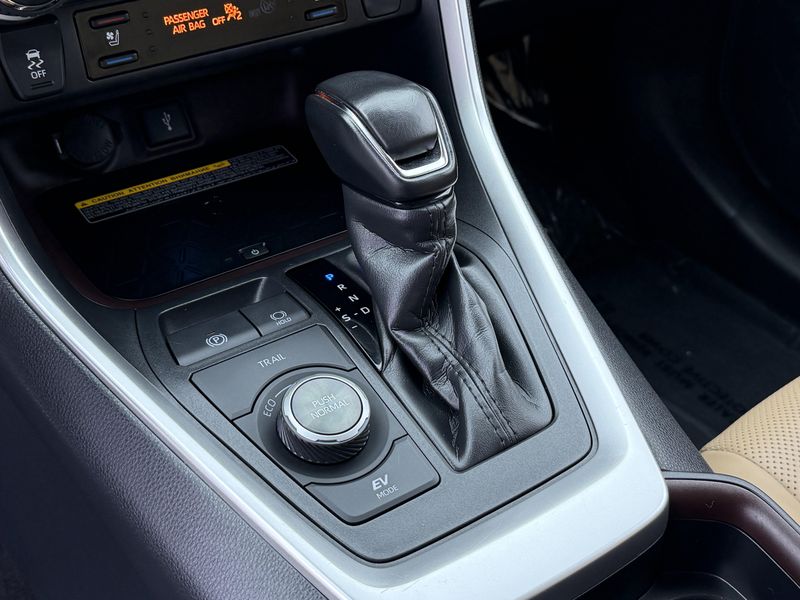 2021 Toyota RAV4 Hybrid LimitedImage 28