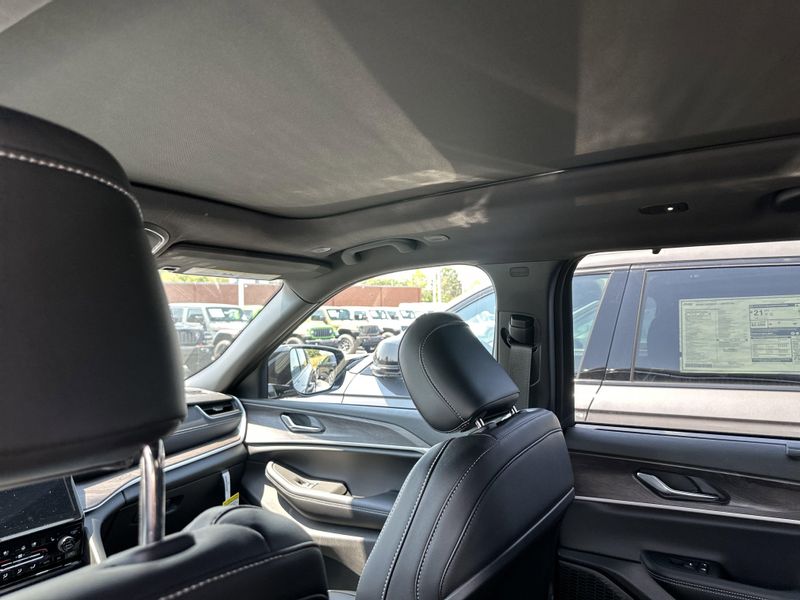 New 2025 Jeep Grand Cherokee L Limited 4x4Image 19