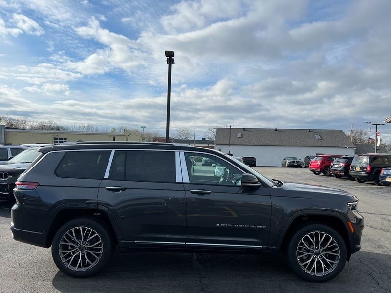 2023 Jeep Grand Cherokee L Summit Reserve 4x4Image 7