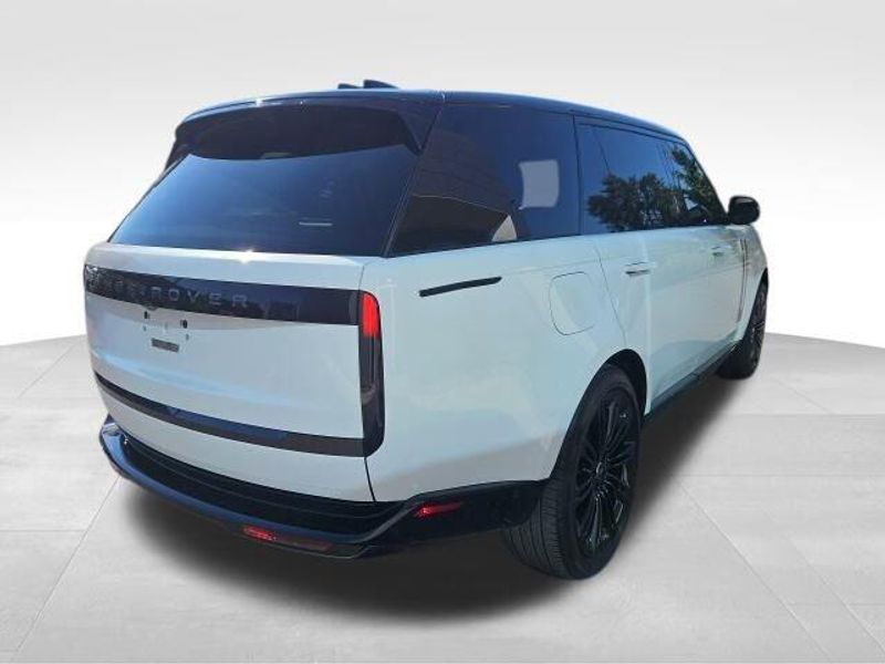 Used 2025 Land Rover Range Rover SE
