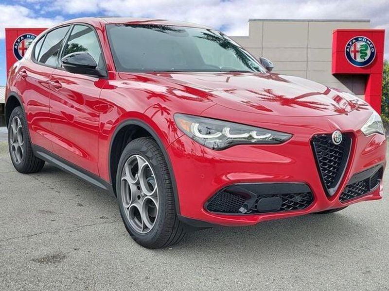 2025 Alfa Romeo Stelvio photo 3
