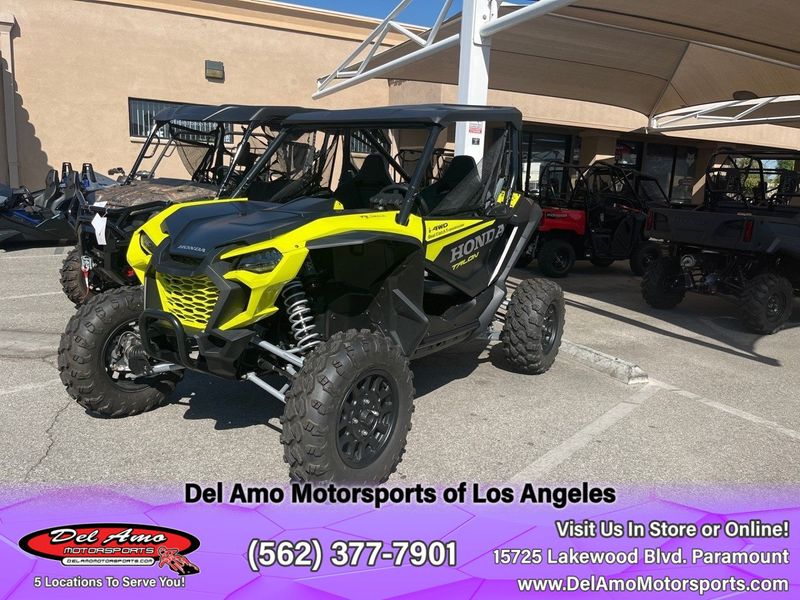 2022 Honda SXS10S2RDLN  in a TONIC YELLOW PEARL exterior color. Del Amo Motorsports of Los Angeles (562) 262-9181 delamomotorsports.com 