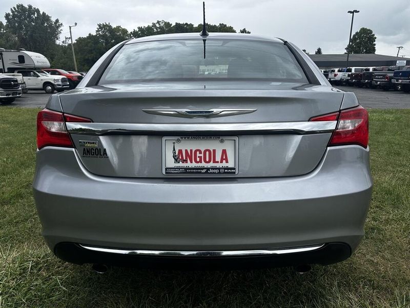2013 Chrysler 200 Touring photo 4