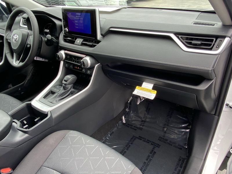 2025 Toyota RAV4 XLEImage 9