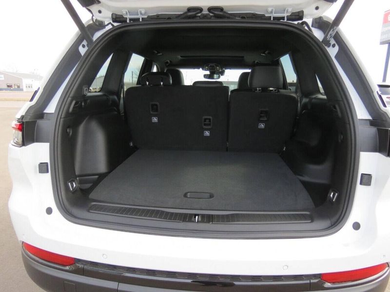 Used 2025 Jeep Grand Cherokee Altitude 4x4 4dr SUVImage 13