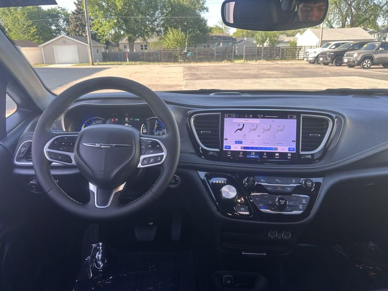 2025 Chrysler Pacifica Hybrid SelectImage 28