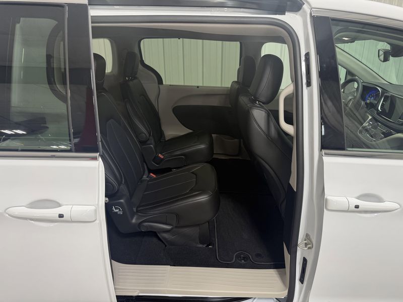 Used 2024 Chrysler Pacifica Touring LImage 9