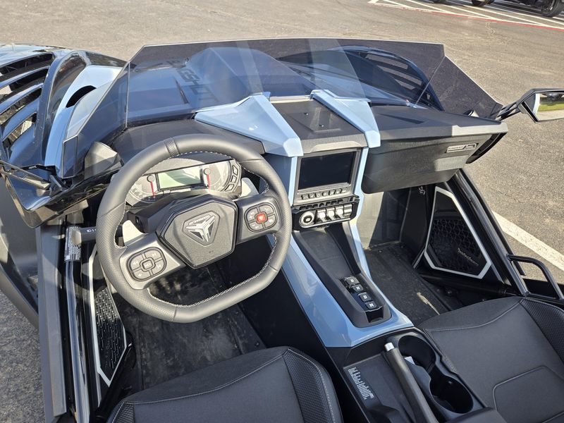 NEW 2026 POLARIS SLINGSHOT SIGNATURE EDITION AUTODRIVE Image 17