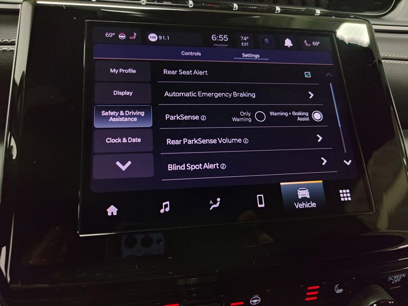 2024 Jeep Grand Cherokee L Laredo X 4x4 w/Sunroof/Lux TechImage 7