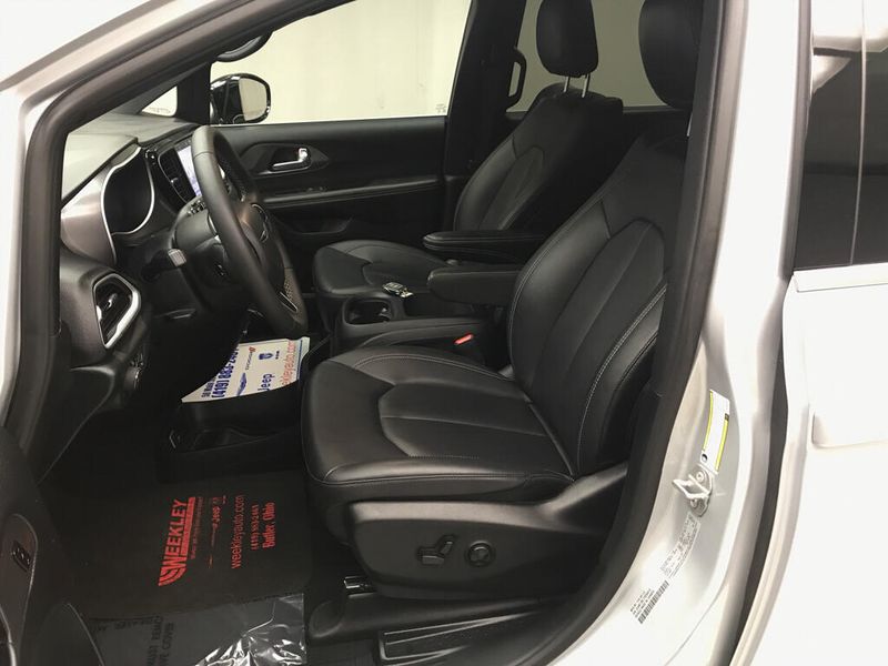 Used 2026 Chrysler Pacifica SelectImage 8