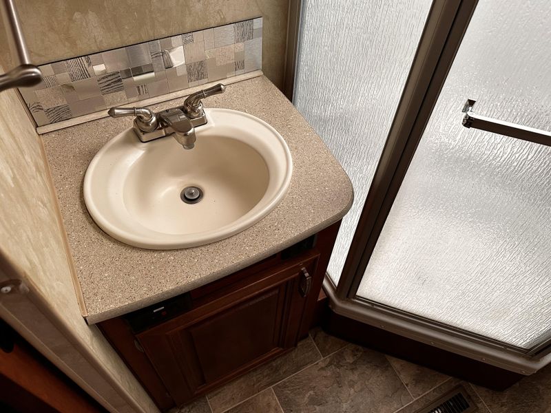 Used 2016 FOX MOUNTAIN 335BHS Image 30