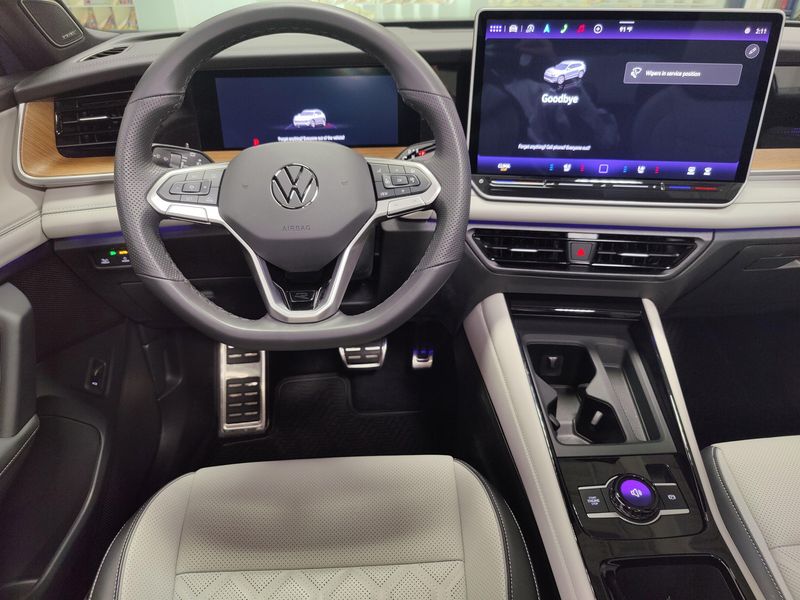 Used 2025 Volkswagen Tiguan SEL AWD R-Line w/Sunroof & NavImage 23
