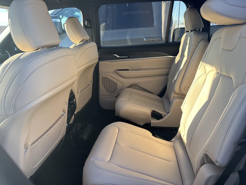 New 2025 Jeep Grand Cherokee L Limited 4x4Image 19