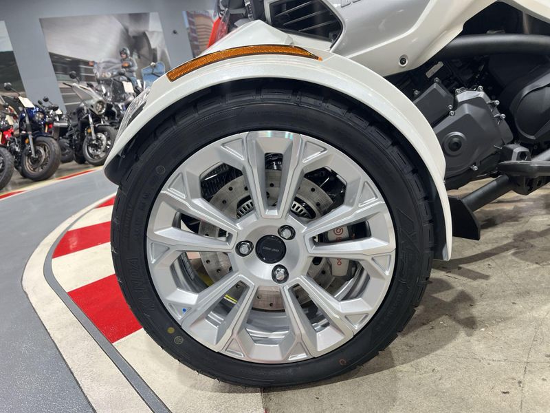 New 2026 Can-Am SPYDER F3 LIMITED (SE6) Image 23