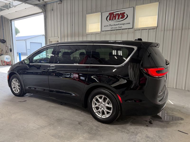 Used 2025 Chrysler Pacifica SelectImage 12