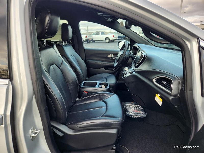 New 2026 Chrysler Pacifica Select