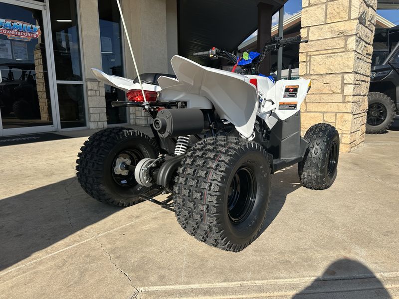 2025 Polaris OUTLAW 110 EFI BRIGHT WHITE AND BLUEImage 2