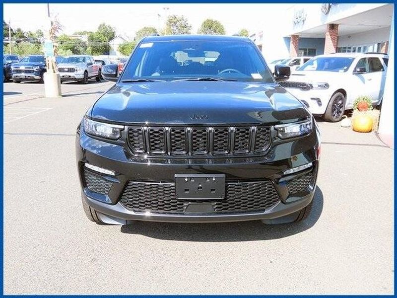 2025 Jeep Grand Cherokee Limited photo 3