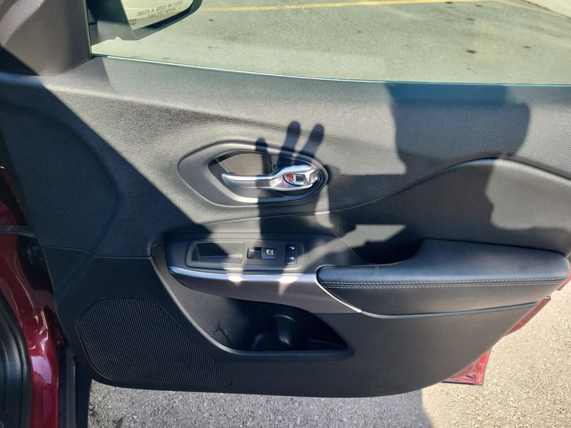 Used 2019 Jeep Cherokee LimitedImage 17