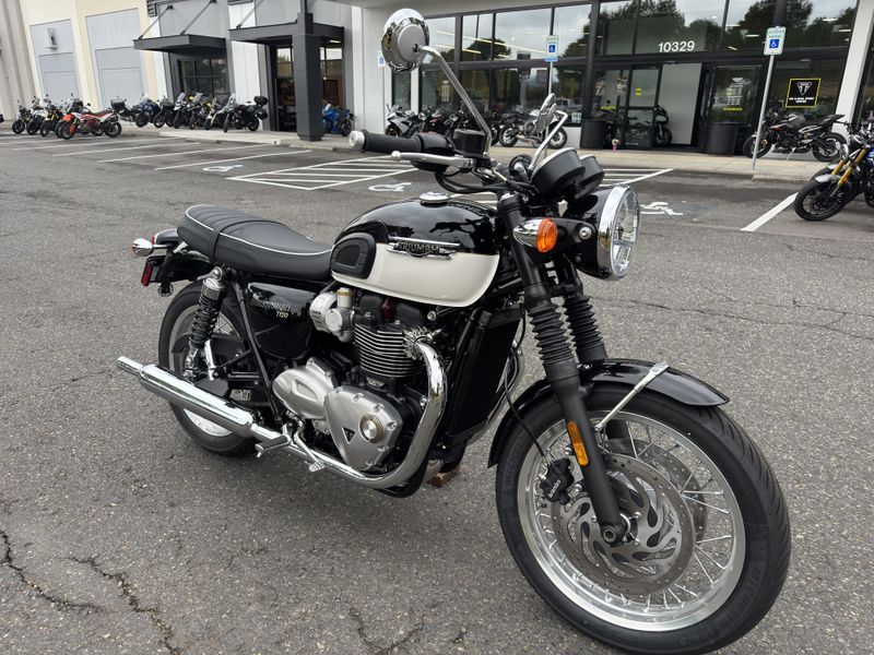 2025 Triumph Bonneville T120 - JET BLACK - FUSION WHITE 