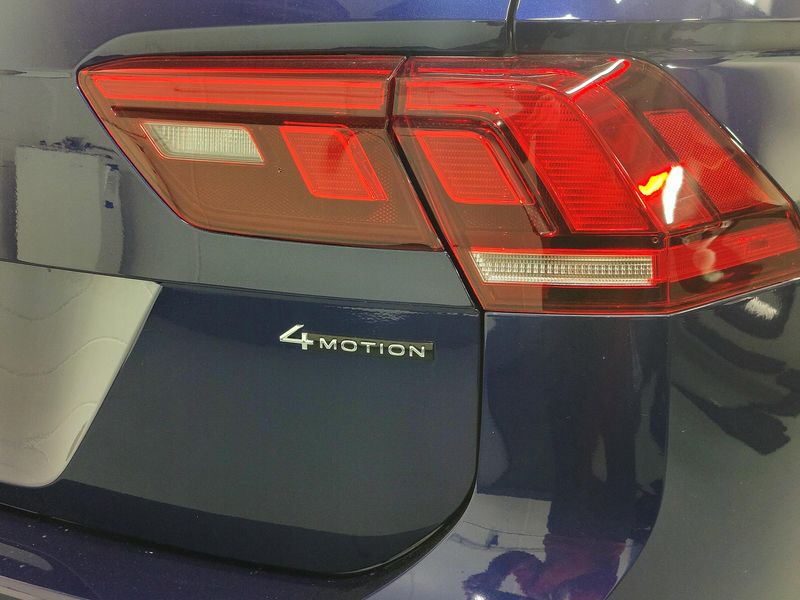 Used 2024 Volkswagen Tiguan AWD SEL R-Line w/Sunroof/NavImage 5