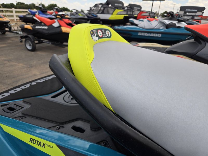 2025 SEADOO GTI SE 130 WITH SOUND SYSTEM IDF TEAL BLUE AND MANTA GREEN Image 9