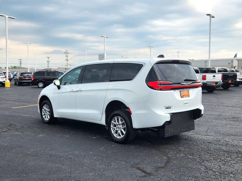 Used 2023 Chrysler Pacifica Touring L