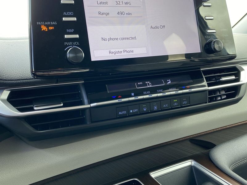 2024 Toyota Sienna LEImage 24