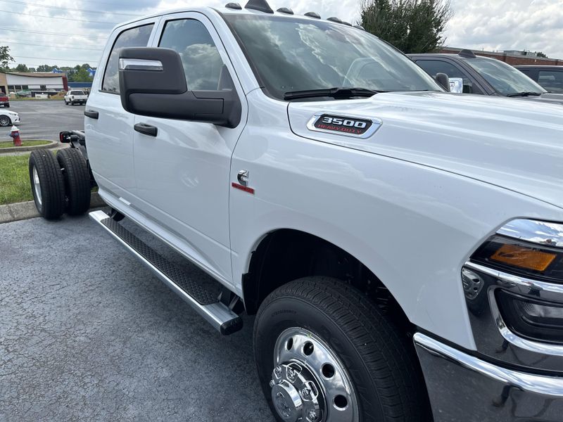 New 2025 RAM 3500 Tradesman Crew Cab Chassis 4x4 60