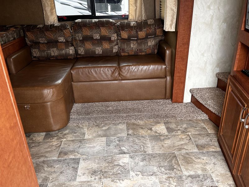 Used 2016 FOX MOUNTAIN 335BHS Image 8