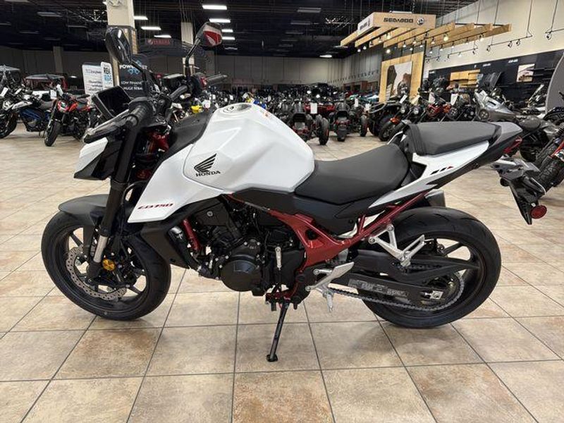 New 2025 Honda CB750 HORNET Image 14