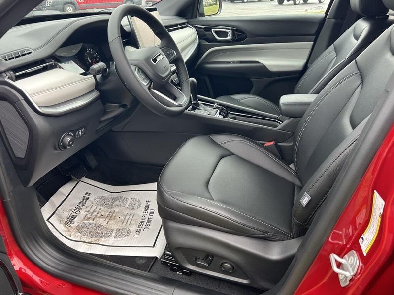 2025 Jeep Compass Limited photo 9