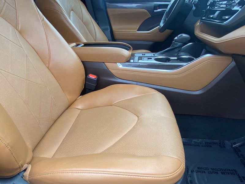 2022 Toyota Highlander PlatinumImage 12