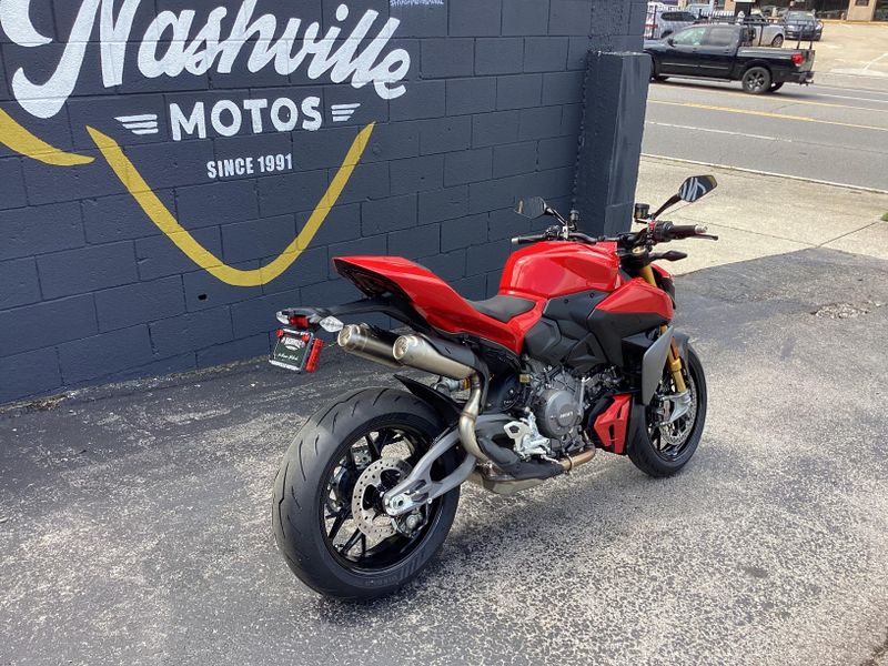 New 2025 Ducati STREETFIGHTER V2S 