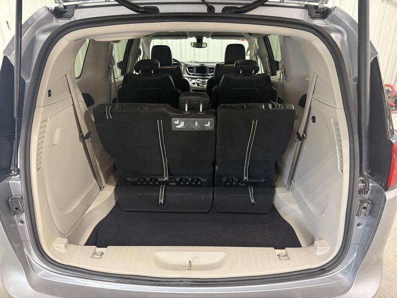 Used 2019 Chrysler Pacifica Touring LImage 6