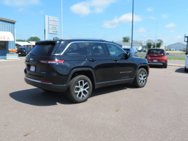Used 2023 Jeep Grand Cherokee Limited 4x4 4dr SUVImage 2