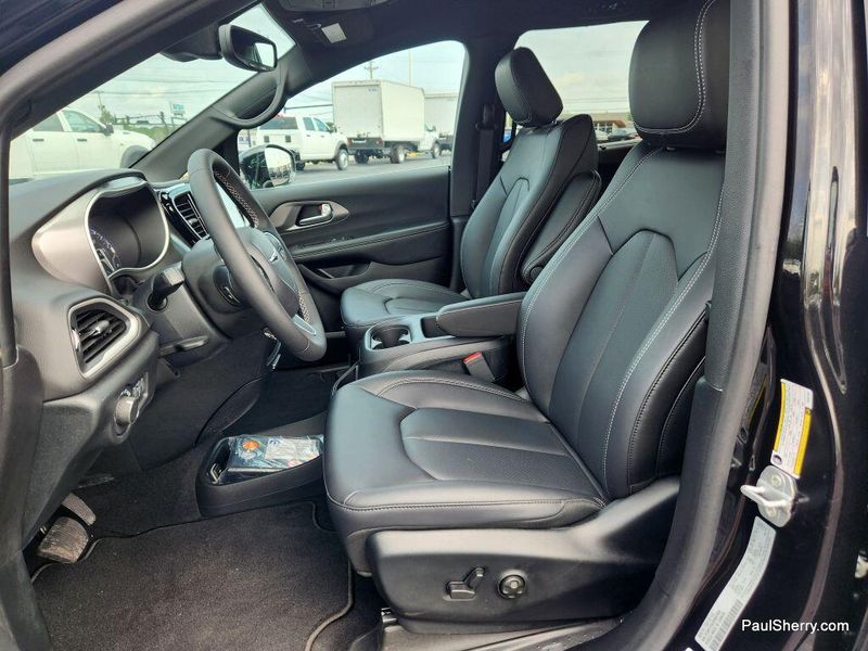 New 2025 Chrysler Voyager LXImage 35