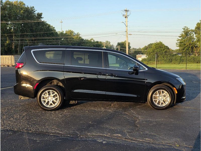 New 2027 Chrysler Pacifica Select
