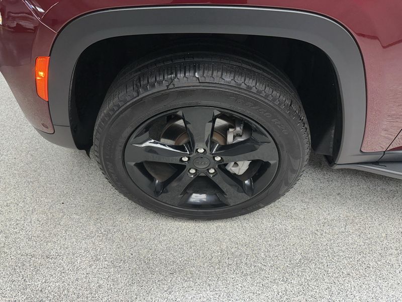 Used 2025 Jeep Grand Cherokee LimitedImage 2