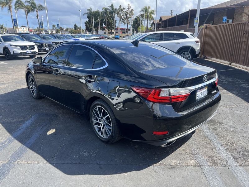 2017 Lexus ES 350Image 2