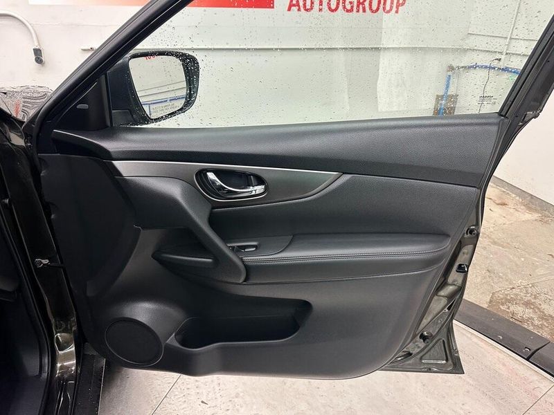 2016 Nissan Rogue SVImage 28