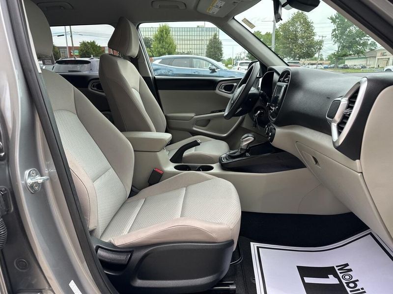 2023 Kia Soul LXImage 17