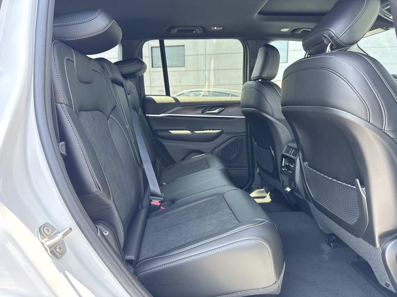 New 2026 Jeep Grand Cherokee Laredo Altitude 4x2